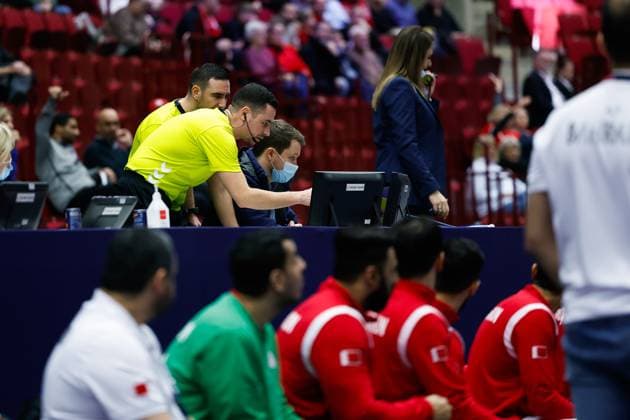 Handball I Men I World Cup 2023 I Main Round Group 4 I USA Bahrain I 19 01 2023 French referees Karim Gasmi and Raouf Gasmi watch the bite scene again before giving the blue card to Paul Skorupa Malmö Malmö Arena Sweden Copyright: xLobecax xIngridxAnderson-Jensenx