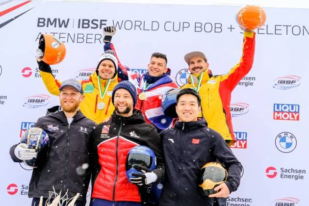Bilder des Jahres 2023, Sport 01 Januar Sport Bilder des Tages IBSF Weltcup Bob+Skeleton in Altenberg am 20.01.2023. Skeleton Herren. Siegerehrung. 1. Platz: Matt Weston (GBR), 2. Platz: Christopher Grotheer (GER), 3. Platz: Axel Jungk (GER), 4. Platz: Austin Florian (USA), 5. Platz: Marcus Wyatt (GBR), 6. Platz: Wenhao Chen (CHN). *** IBSF World Cup Bob Skeleton in Altenberg on 20 01 2023 Skeleton Men Award Ceremony 1 place Matt Weston GBR , 2 place Christopher Grotheer GER , 3 place Axel Jungk GER , 4 place Austin Florian USA , 5 place Marcus Wyatt GBR , 6 place Wenhao Chen CHN