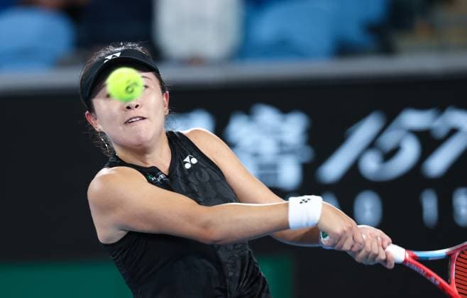 (230120) -- MELBOURNE, Jan. 20, 2023 -- Zhu Lin of China competes during the women s singles third round match against Maria Sakkari of Greece at Australian Open tennis tournament in Melbourne, Australia, on Jan. 20, 2023. ) (SP)AUSTRALIA-MELBOURNE-TENNIS-AUSTRALIAN OPEN-DAY 5 BaixXuefei 