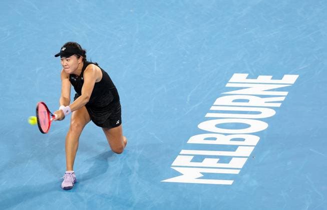 (230120) -- MELBOURNE, Jan. 20, 2023 -- Zhu Lin of China competes during the women s singles third round match against Maria Sakkari of Greece at Australian Open tennis tournament in Melbourne, Australia, on Jan. 20, 2023. ) (SP)AUSTRALIA-MELBOURNE-TENNIS-AUSTRALIAN OPEN-DAY 5 BaixXuefei 