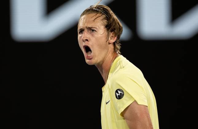 (230120) -- MELBOURNE, Jan. 20, 2023 -- Sebastian Korda of the United States reacts during the men s singles third round match against Daniil Medvedev of Russia at Australian Open tennis tournament in Melbourne, Australia, on Jan. 20, 2023. (Photo by Hu Jingchen Xinhua) (SP)AUSTRALIA-MELBOURNE-TENNIS-AUSTRALIAN OPEN-DAY 5 BaixXuefei 