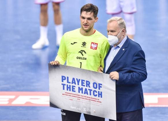 2023.01.20 Krakow Pilka reczna mezczyzn, sezon 2022 2023, Mistrzostwa Swiata 2023 Czarnogora - Polska N z Mateusz Kornecki, zawodnik meczu, player of the match, mvp Foto Krzysztof Porebski PressFocus 2023.01.20 Krakow Handball, 2022 23 season, 28th Men s World Championship, WM, Weltmeisterschaft Montenegro - Poland Mateusz Kornecki, zawodnik meczu, player of the match, mvp Credit: Krzysztof Porebski PressFocus NEWSPIX.PL --- Newspix.pl POLAND OUT!  20230120PF_KP311
