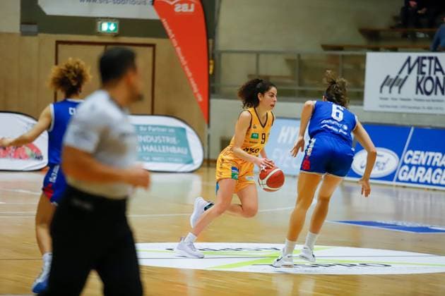 20 01 2023, Basketball, Bundesliga Women, Season 2022 2023, TV Saarlouis Royals BC Pharmaserv Marburg, Laura Oliveira Ferreira TV Saarlouis Royals , Theresa Simon BC Pharmaserv Marburg Saarlouis Stadtgartenhalle Germany EN