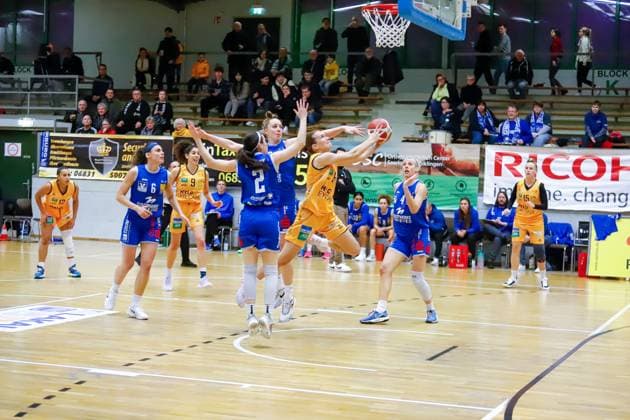 20 01 2023, Basketball, Bundesliga Women, Season 2022 2023, TV Saarlouis Royals BC Pharmaserv Marburg, Ketja Vihmane TV Saarlouis Royals , Paige Marie Bradley BC Pharmaserv Marburg , Esther Marjolein Fokke BC Pharmaserv Marburg Saarlouis Stadtgartenhalle Germany EN