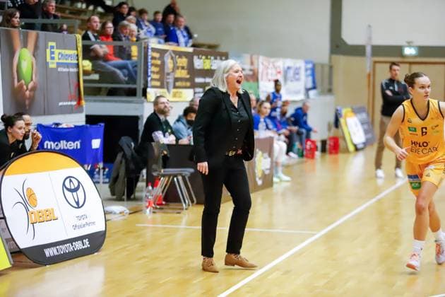 20 01 2023, basketball, Bundesliga women, season 2022 2023, TV Saarlouis Royals BC Pharmaserv Marburg, coach Isabel Fernandez TV Saarlouis Royals Saarlouis Stadtgartenhalle Germany EN