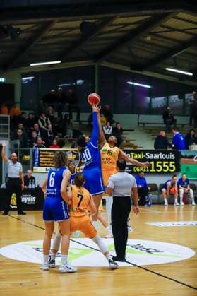20 01 2023, Basketball, Bundesliga Women, 2022 2023 season, TV Saarlouis Royals BC Pharmaserv Marburg, Brianna Lee Rollerson TV Saarlouis Royals , India Lee Pagan BC Pharmaserv Marburg Saarlouis Stadtgartenhalle Germany EN