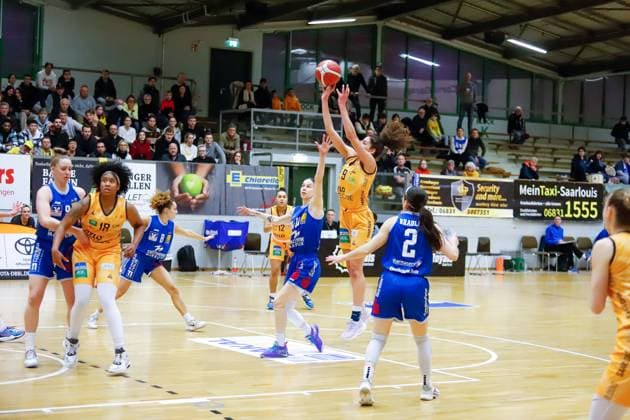 20 01 2023, Basketball, Bundesliga Women, Season 2022 2023, TV Saarlouis Royals BC Pharmaserv Marburg, Laura Oliveira Ferreira TV Saarlouis Royals , Venla Vilhelmina Varis BC Pharmaserv Marburg Saarlouis Stadtgartenhalle Germany EN