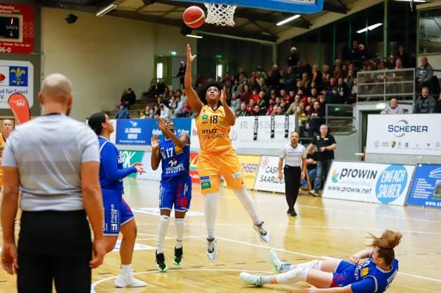 20 01 2023, Basketball, Bundesliga Women, Season 2022 2023, TV Saarlouis Royals BC Pharmaserv Marburg, Brianna Lee Rollerson TV Saarlouis Royals , Tonisha Vanee Baker BC Pharmaserv Marburg Saarlouis Stadtgartenhalle Germany EN