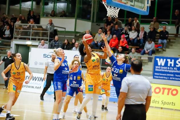 20 01 2023, Basketball, Bundesliga Women, Season 2022 2023, TV Saarlouis Royals BC Pharmaserv Marburg, Brianna Lee Rollerson TV Saarlouis Royals , Lena Dziuba BC Pharmaserv Marburg Saarlouis Stadtgartenhalle Germany EN