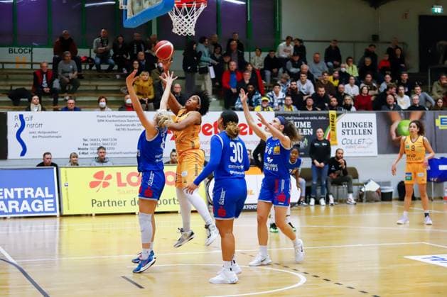 20 01 2023, Basketball, Bundesliga Women, Season 2022 2023, TV Saarlouis Royals BC Pharmaserv Marburg, Brianna Lee Rollerson TV Saarlouis Royals , India Lee Pagan BC Pharmaserv Marburg , Marie Berthold BC Pharmaserv Marburg , Theresa Simon BC Pharmaserv Marburg Saarlouis Stadtgartenhalle Germany EN