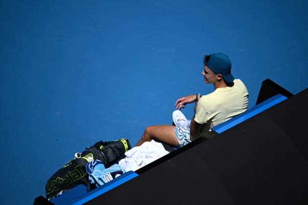 TENNIS AUSTRALIAN OPEN, Holger Rune of Switzerland sits injured during his match against Ugo Humbert of France during the 2023 Australian Open tennis tournament at Melbourne Park in Melbourne, Wednesday, May 1, 2019. ( NO ARCHIVING, EDITORIAL USE ONLY, NO USE IN BOOKS WITHOUT CONSENT MELBOURNE VICTORIA AUSTRALIA  Copyright: xJAMESxROSSx 20230121001754968357