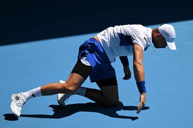 TENNIS AUSTRALIAN OPEN, Benjamin Bonzi of France falls during his match against Alex de Minaur of Australia during the 2023 Australian Open tennis tournament at Melbourne Park in Melbourne, Friday, January 1, 2021. ( NO ARCHIVING, EDITORIAL USE ONLY, NO USE IN BOOKS WITHOUT CONSENT MELBOURNE VICTORIA AUSTRALIA  Copyright: xLUKASxCOCHx 20230121001754977250
