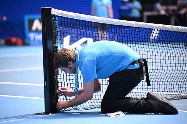 TENNIS AUSTRALIAN OPEN, An attendant changes the net from doubles match to a singles match during the 2023 Australian Open tennis tournament at Melbourne Park in Melbourne, Wednesday, May 1, 2019. ( NO ARCHIVING, EDITORIAL USE ONLY, NO USE IN BOOKS WITHOUT CONSENT MELBOURNE VICTORIA AUSTRALIA  Copyright: xJAMESxROSSx 20230121001755010117