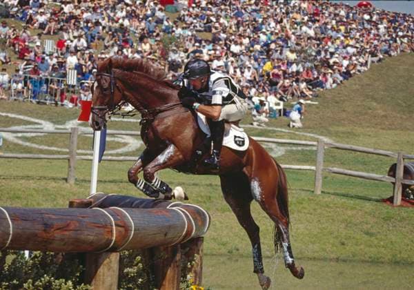 das Querfeldeinreiten der Olympiade 2000 von Sydney war überschattet vonv ielen vielen Stürzen aber Mar Todd ritt auf Eyespy sturzfrei zur Bronzemedaille *** The cross-country event at the 2000 Sydney Olympics was overshadowed by many crashes, but Mar Todd rode Eyespy to the bronze medal without a fall.