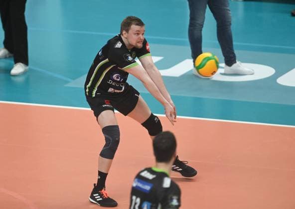 BELGIUM ROESELARE DECOSPAN VT MENEN VS TRENTINO Jiri Hanninen (1) of Menen pictured during a Volleyball game between Decospan Volley Team Menen and Trentino Itas , the 5 th game in the CEV Champions League Volley of the 2022-2023 season in group D , on Friday 11 January 2023 in Roeselare , BELGIUM . PHOTO SPORTPIX David Catry Roeselare Schiervelde West-Vlaanderen BELGIUM  Copyright: xSportpix.bex xDavidxCatryxDavidxCatryx