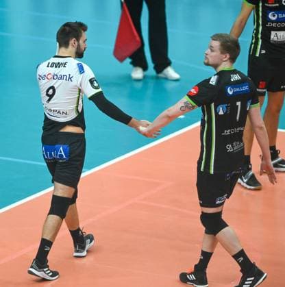 BELGIUM ROESELARE DECOSPAN VT MENEN VS TRENTINO Lowie Stuer (9) of Menen and Jiri Hanninen (1) of Menen pictured during a Volleyball game between Decospan Volley Team Menen and Trentino Itas , the 5 th game in the CEV Champions League Volley of the 2022-2023 season in group D , on Friday 11 January 2023 in Roeselare , BELGIUM . PHOTO SPORTPIX David Catry Roeselare Schiervelde West-Vlaanderen BELGIUM  Copyright: xSportpix.bex xDavidxCatryxDavidxCatryx