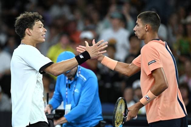 TENNIS AUSTRALIAN OPEN, Ben Shelton of the United States shakes hands with Alexei Popyrin of Australia after defeating him during the 2023 Australian Open tennis tournament at Melbourne Park in Melbourne, Wednesday, May 1, 2019. ( NO ARCHIVING, EDITORIAL USE ONLY, NO USE IN BOOKS WITHOUT CONSENT MELBOURNE VICTORIA AUSTRALIA  Copyright: xJAMESxROSSx 20230121001755036699
