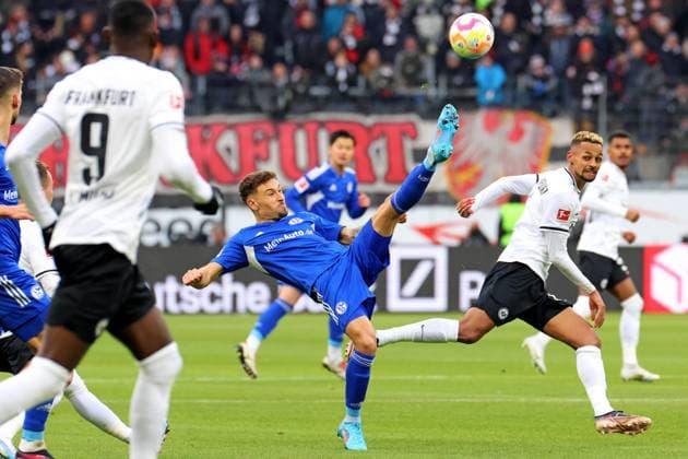 Bilder des Jahres 2023, Sport 01 Januar Sport Bilder des Tages Frankfurt, Deutschland 21. Januar 2023: 1. BL - 2022 2023 - Eintracht Frankfurt vs. FC Schalke 04 v. li. im Zweikampf Jordan Larsson (Schalke) gegen Djibril Sow (Frankfurt). DFB regulations prohibit any use of photographs as image sequences and or quasi-video Deutsche Bank Park Hessen *** Frankfurt, Germany 21 January 2023 1 BL 2022 2023 Eintracht Frankfurt vs FC Schalke 04 v li in duel Jordan Larsson Schalke vs Djibril Sow Frankfurt DFB regulations prohibit any use of photographs as image sequences and or quasi video Deutsche Bank Park Hessen Copyright: xFotostandx xRacochax