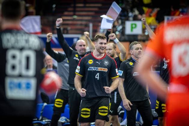 Bilder des Jahres 2023, Sport 01 Januar Handball Kattowitz 21.01.2023 Weltmeisterschaft Handball WM Männer Hauptrunde Niederlande (NED) - Deutschland (GER) Jubel Deutschland nach dem Sieg Johannes Golla (Deutschland, No.04) und andere *** Handball Katowice 21 01 2023 World Championship Handball World Cup Men Main Round Netherlands NED Germany GER Cheering Germany after victory Johannes Golla Germany, No 04 and others