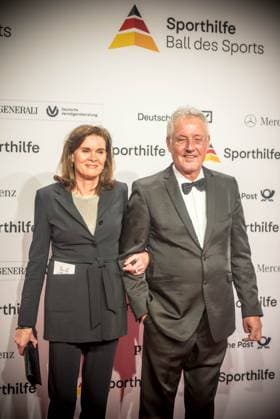 21.01.2023 xesx Frankfurt am Main, Festhalle Der 52. Ball des Sports der Deutschen Sporthilfe Hochsprunglegende Ulrike Nasse-Meyfarth mit Ehemann Roland Nasse *** 21 01 2023 xesx Frankfurt am Main, Festhalle The 52 Ball des Sports of Deutsche Sporthilfe High jump legend Ulrike Nasse Meyfarth with husband Roland Nasse