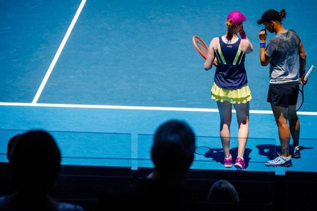 Alison Van Uytvanck WTA, Tennis Damen 68) and Anhelina Kalinina (WTA 340) react during a women s doubles third round game between Belgian-Ukrainian pair Van Uytvanck-Kalinina and Tawain-China pair Chan-Yang at the Australian Open tennis Grand Slam, Monday 23 January 2023 in Melbourne Park, Melbourne, Australia. PATRICKxHAMILTON  x58661895x