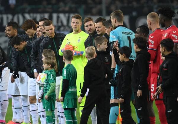 Goalkeeper Jonas Omlin Borussia Moenchengladbach , middle, right Christoph Kramer Borussia Moenchengladbach 22 01 2023, Soccer GER, Season 2022 2023, 1 Bundesliga, 16 Matchday, Borussia Mönchengladbach Bayer 04 Leverkusen 2 3 Moenchengladbach Borussia Park Nordrhein Westfalen Germany Team2