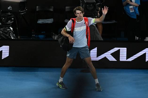 TENNIS AUSTRALIAN OPEN, Alex de Minaur of Australia walks off after losing his match against Novak Djokovic of Serbia during the 2023 Australian Open tennis tournament at Melbourne Park in Melbourne, Monday, January 23, 2023. ( NO ARCHIVING, EDITORIAL USE ONLY, NO USE IN BOOKS WITHOUT CONSENT MELBOURNE VICTORIA AUSTRALIA  Copyright: xLUKASxCOCHx 20230123001755831945