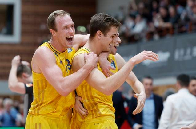 from left Luke Sikma Alba Berlin, 42 and Yanni Wetzell Alba Berlin, 7 heart Tim Schneider Alba Berlin, 10 after his successful 3 in 2 sec before the end, 23 01 2023, Basketball, BBL, 16 Spieltag, Wuerzburg Baskets Alba Berlin, GER, Wuerzburg, tectake Arena Copyright: HMBxMedia xHeikoxBecker