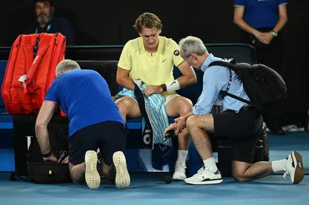 TENNIS AUSTRALIAN OPEN, Sebastian Korda of the USA receives medical attention during his Quarterfinal match against Karen Khachanov at the 2023 Australian Open tennis tournament at Melbourne Park in Melbourne, Tuesday, January 24, 2023. ( NO ARCHIVING, EDITORIAL USE ONLY, NO USE IN BOOKS WITHOUT CONSENT MELBOURNE VICTORIA AUSTRALIA  Copyright: xJOELxCARRETTx 20230124001756060657