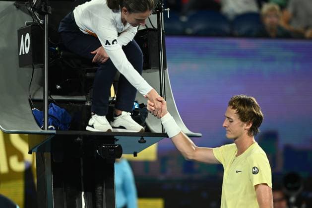 TENNIS AUSTRALIAN OPEN, Sebastian Korda of the USA shakes hands with the chair umpire after retiring injured during his Quarterfinal match against Karen Khachanov at the 2023 Australian Open tennis tournament at Melbourne Park in Melbourne, Tuesday, January 24, 2023. ( NO ARCHIVING, EDITORIAL USE ONLY, NO USE IN BOOKS WITHOUT CONSENT MELBOURNE VICTORIA AUSTRALIA  Copyright: xJOELxCARRETTx 20230124001756066407