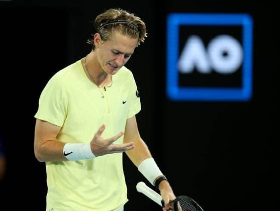 Mandatory Credit: Photo by Ella Ling Shutterstock (13729781ac) Sebastian Korda of USA looks down at his injured wrist in frustration Australian Open, Day Nine, Tennis, Melbourne Park, Melbourne, Australia - 24 Jan 2023 Australian Open, Day Nine, Tennis, Melbourne Park, Melbourne, Australia - 24 Jan 2023 Copyright: xEllaxLing Shutterstockx 13729781ac
