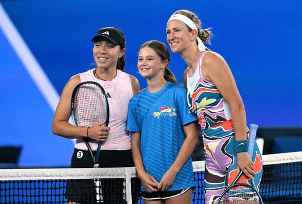 TENNIS AUSTRALIAN OPEN, Jessica Pegula of USA (left) and Victoria Azarenka of Belarus pose for photographs after the coin toss prior to their quarter final match at the 2023 Australian Open tennis championship at Melbourne Park in Melbourne, Tuesday, January 24, 2023. ( NO ARCHIVING, EDITORIAL USE ONLY, NO USE IN BOOKS WITHOUT CONSENT MELBOURNE VICTORIA AUSTRALIA  Copyright: xLUKASxCOCHx 20230124001756084115