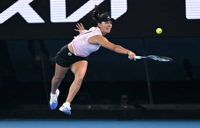 TENNIS AUSTRALIAN OPEN, Jessica Pegula of USA stretches to return to Victoria Azarenka of Belarus during their quarter final match at the 2023 Australian Open tennis championship at Melbourne Park in Melbourne, Tuesday, January 24, 2023. ( NO ARCHIVING, EDITORIAL USE ONLY, NO USE IN BOOKS WITHOUT CONSENT MELBOURNE VICTORIA AUSTRALIA  Copyright: xLUKASxCOCHx 20230124001756086311