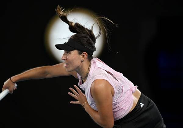 TENNIS AUSTRALIAN OPEN, Jessica Pegula of USA serves to Victoria Azarenka of Belarus during their quarter final match at the 2023 Australian Open tennis championship at Melbourne Park in Melbourne, Tuesday, January 24, 2023. ( NO ARCHIVING, EDITORIAL USE ONLY, NO USE IN BOOKS WITHOUT CONSENT MELBOURNE VICTORIA AUSTRALIA  Copyright: xLUKASxCOCHx 20230124001756097392