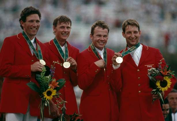 in der Teamwertung holen die deutschen Reiter mit vlnr Ludger Beerbaum und Ulrich Kirchhoff und Lars Nieberg und Franke Sloothaak Gold in Atlanta 1996 *** in the team classification the German riders with vlnr Ludger Beerbaum and Ulrich Kirchhoff and Lars Nieberg and Franke Sloothaak win gold in Atlanta 1996