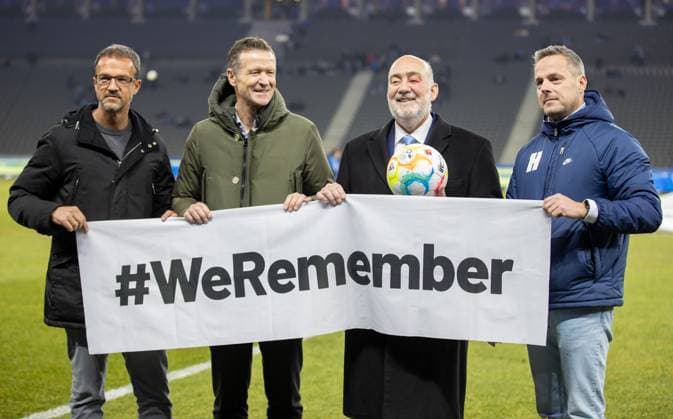 Berlin, 24 01 2023, Football, Bundesliga, 17 Matchday, Hertha BSC VfL Wolfsburg, Olympiastadion Fredi Bobic l , Managing Director of Hertha BSC, and Herthas President Kay Bernstein r with a banner with lettering WeRemember on the occasion of the international Holocaust memorial day DFL regulations and DFB regulations prohibit any use of photographs as image sequences and or quasi video, Photo Andreas Gora Hertha BSC VfL Wolfsburg