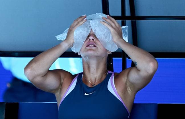Sport Bilder des Tages Sport, Bilder des Tages TENNIS AUSTRALIAN OPEN, Aryna Sabalenka of Belarus cools off after winining the first set against Donna Vekic of Croatia during their quarter final match at the 2023 Australian Open tennis championship at Melbourne Park in Melbourne, Wednesday, January 25, 2023. ( NO ARCHIVING, EDITORIAL USE ONLY, NO USE IN BOOKS WITHOUT CONSENT MELBOURNE VICTORIA AUSTRALIA  Copyright: xLUKASxCOCHx 20230125001756346508