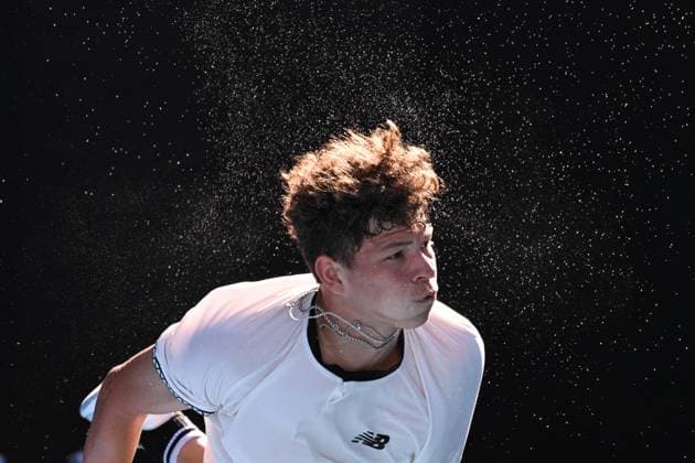 TENNIS AUSTRALIAN OPEN, Ben Shelton of the USA serves during his Quarterfinals match against Tommy Paul of the USA at the 2023 Australian Open tennis tournament at Melbourne Park in Melbourne, Wednesday, January 25, 2023. ( NO ARCHIVING, EDITORIAL USE ONLY, NO USE IN BOOKS WITHOUT CONSENT MELBOURNE VICTORIA AUSTRALIA  Copyright: xJAMESxROSSx 20230125001756391082