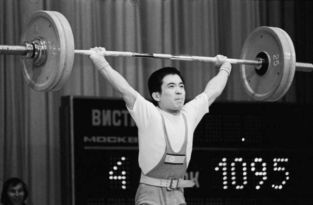 Moscow, USSR. Athlete from the Democratic People s Republic of Korea Hong Kyung Si competes to set a world record in clean and jerk during the men s under 52 kg event at the Cup of Friendship International Weightlifting Tournament at the Palace of Culture of the First Moscow Bearing Plant. Alexander Yakovlev TASS  15713363