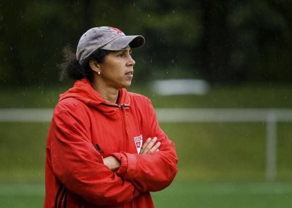 <p>Steffi Jones, Co-Trainerin der 1. Frauenmannschaft des SSV Buer, steht während des Meisterschaftsspiels gegen FC Borussia Dröschede am 06. Oktober 2019 am Spielfeldrand im Stadion Löchterheide in Gelsenkirchen. Die ehemalige Bundestrainerin der Frauen-Fußball-Nationalmannschaft hilft seit der vergangenen Saison der Landesliga-Mannschaft des SSV Buer. Deutschland NRW Gelsenkirchen Copyright: OlafxZiegler