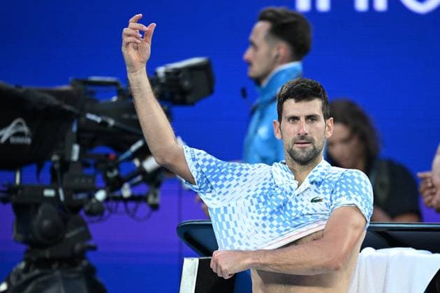 TENNIS AUSTRALIAN OPEN, Novak Djokovic of Serbia changes his shirt during his Quarterfinal match agains Andrey Rublev at the 2023 Australian Open tennis tournament at Melbourne Park in Melbourne, Wednesday, January 25, 2023. ( NO ARCHIVING, EDITORIAL USE ONLY, NO USE IN BOOKS WITHOUT CONSENT MELBOURNE VICTORIA AUSTRALIA  Copyright: xJAMESxROSSx 20230125001756414505
