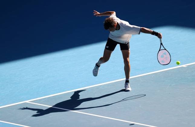 Mandatory Credit: Photo by Ella Ling Shutterstock (13729785bf) Ben Shelton of USA in action Australian Open, Day Ten, Tennis, Melbourne Park, Melbourne, Australia - 25 Jan 2023 Australian Open, Day Ten, Tennis, Melbourne Park, Melbourne, Australia - 25 Jan 2023 Copyright: xEllaxLing Shutterstockx 13729785bf