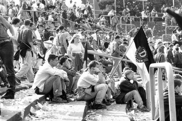 Dresden, historisch, Fußball, Dynamo Dresden, Bundesliga, Saison 1994 95: Lizenzentzug Zwangsabstieg, letztes Heimspiel, Dynamo Dresden - Bayern München (0:1), Fans, Anhänger, Emotionen, Wut, Trauer, Enttäuschung, Fans mit Dynamo-Fahne sitzen enttäuscht deprimiert frustriert auf den Treppenstufen Traversen, 10.06.1995. Wolfgang Wittchen *** Dresden, historical, Soccer, Dynamo Dresden, Bundesliga, Season 1994 95 Licence forced descent, last home game, Dynamo Dresden Bavaria Munich 0 1 , fans, Follower, emotions, Fury, Grief, Disappointment, supporters with Dynamo Flag sit disappointed depressed frustrated on the Stairs trusses, 10 06 1995 Wolfgang White Copyright: xSZ WolfgangxWittchenx