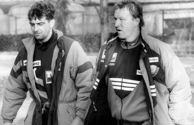 Dresden, historisch, Fußball, Dynamo Dresden, Bundesliga, Saison 1994 95 (Zwangsabstieg Lizenzentzug), neuer Chefcoach Trainer Horst Hrubesch (r. 19.11.1994 bis 24.02.1995 fünf Spiele); mit Assistent Co-Trainer Ralf Minge, 2111.1994. Wolfgang Wittchen *** Dresden, historical, Soccer, Dynamo Dresden, Bundesliga, Season 1994 95 Forced descent Licence , later Head Coach team manager Horst Hrubesch r 19 11 1994 until 24 02 1995 Five Games with Assistant Co team manager Ralf minge, 2111 1994 Wolfgang White Copyright: xSZ WolfgangxWittchenx