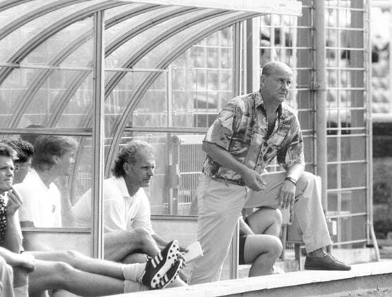 Dresden, historisch, Fußball, Dynamo Dresden, Regionalliga, Saison 1995 96, neuer Trainer Hans-Jürgen Kreische (Amtszeit vom 18.06.1995 bis 15.04.1996), Trainerbank beim Heimspiel gegen FC Rot-Weiß Erfurt (3:0), 19.08.1995. Wolfgang Wittchen *** Dresden, historical, Soccer, Dynamo Dresden, regional league, Season 1995 96, later team manager Hans Jürgen Kreische Term of office of 18 06 1995 until 15 04 1996 , Trainer Bank the Home game against FC Red White Erfurt 3 0 , 19 08 1995 Wolfgang White Copyright: xSZ WolfgangxWittchenx