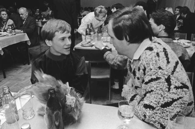 Dresden, historisch, Sportler Aktive: Sportlerball 1987, Jan Hempel vom SC Einheit Dresden (jetzt Dresdner SC), Wasserspringen, im Gespräch mit seinem Trainer Werner Langer. Hinweis: 2022 macht Hempel den jahrelangen sexuellen Missbrauch durch seinen Trainer öffentlich. 06.12.1987. *** Dresden, Sports, historical, Athletes active Athletes ball 1987, Jan Hempel of SC Unit Dresden now Dresdner SC , diving, in Conversation with his team manager Werner longer Note 2022 makes Hempel the years sexual Abuse through his team manager public 06 12 1987 Copyright: xSZ MarionxGröningx