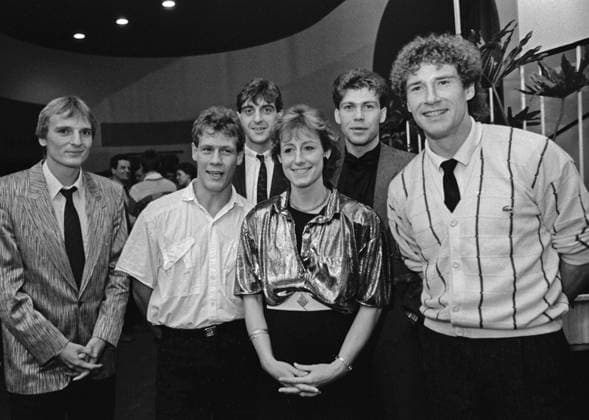 Dresden, historisch, Sportler Aktive: Sportlerball 1988, Gruppen-Foto, die Sieger bei der Wahl Sportler des Jahres : Frank-Peter Roetsch (Biathlon, Dynamo Zinnwald Altenberg ;vorn 2. v. l.) Christa Luding-Rothenburger (Eisschnelllauf und Bahnrad, SC Einheit Dresden jetzt Dresdner SC) sowie von der SG Dynamo Dresden Frank Lieberam, Ralf Minge, Ronny Teuber und Andreas Trautmann (von links). 26.11.1988. *** Dresden, Sports, historical, Athletes active Athletes ball 1988, Groups Photo, The Winner at the Choice Athletes the Year Frank Peter Roetsch Biathlon, Dynamo Tin Forest Altenberg front 2 v l Christa Luding Rothenburger Speed skating and track bike, SC Unit Dresden now Dresdner SC and from the SG Dynamo Dresden Frank Lieberam, Ralf minge, Ronny Teuber and Andreas Trautmann from left 26 11 1988 Copyright: xSZ MarionxGröningx