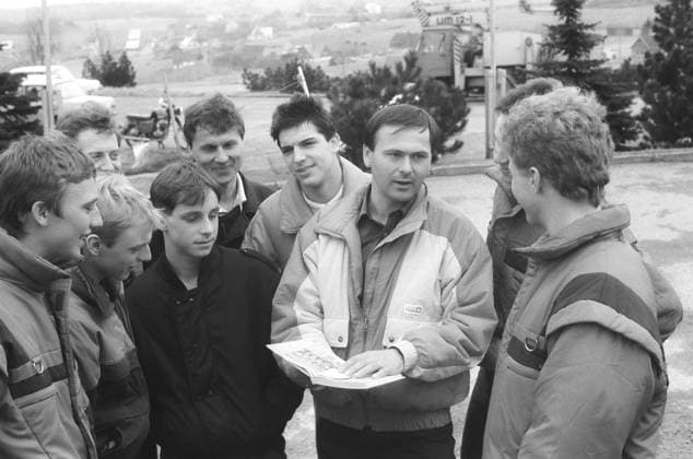 Sachsen, DDR, historisch, Wintersport, Olympische Spiele, Olympia-Teilnehmer: Biathlon, SG Dynamo Zinnwald Altenberg, Trainingsgruppe der Junioren; von links: Jörg Faulhaber – Michael Lohschmidt – Klaus Siebert (Trainer) – Carsten Heymann – Rainer Seifert (Trainer) – Ricco Groß – Eberhard Rösch – Arne Kluge – Uwe Richter. 22.03.1989. *** Saxony, GDR, historical, Sports, winter sports Olympic games, Olympia Participants Biathlon, SG Dynamo Tin Forest Altenberg, Training Group the Juniors from left Jörg Faulhaber – Michael Lohschmidt – Klaus Siebert team manager – Carsten Heymann – Rainer Seifert team manager – Ricco Big – Eberhard Rösch – Arne Kluge – Uwe Judges 22 03 1989 Copyright: xSZ MarionxGröningx