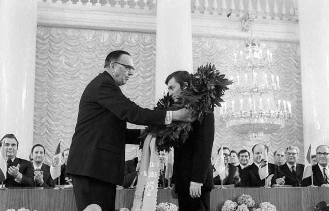 Moscow, USSR. President of the International Chess Federation Max Euwe awards Soviet chess player, international grandmaster Anatoly Karpov (L-R front) with the title of world chess champion in the Hall of Columns of the House of Unions. Vladimir Savostyanov TASS  740359