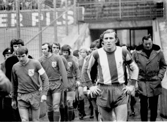 Wuppertaler SV Eintracht Braunschweig 2 1 17 03 1973 The teams come onto the field In front of the chapel Manfred Reichert Wuppertaler SV, left and Peter Kaack Eintracht Braunschweig , far right coach Otto Knefler Eintracht HM